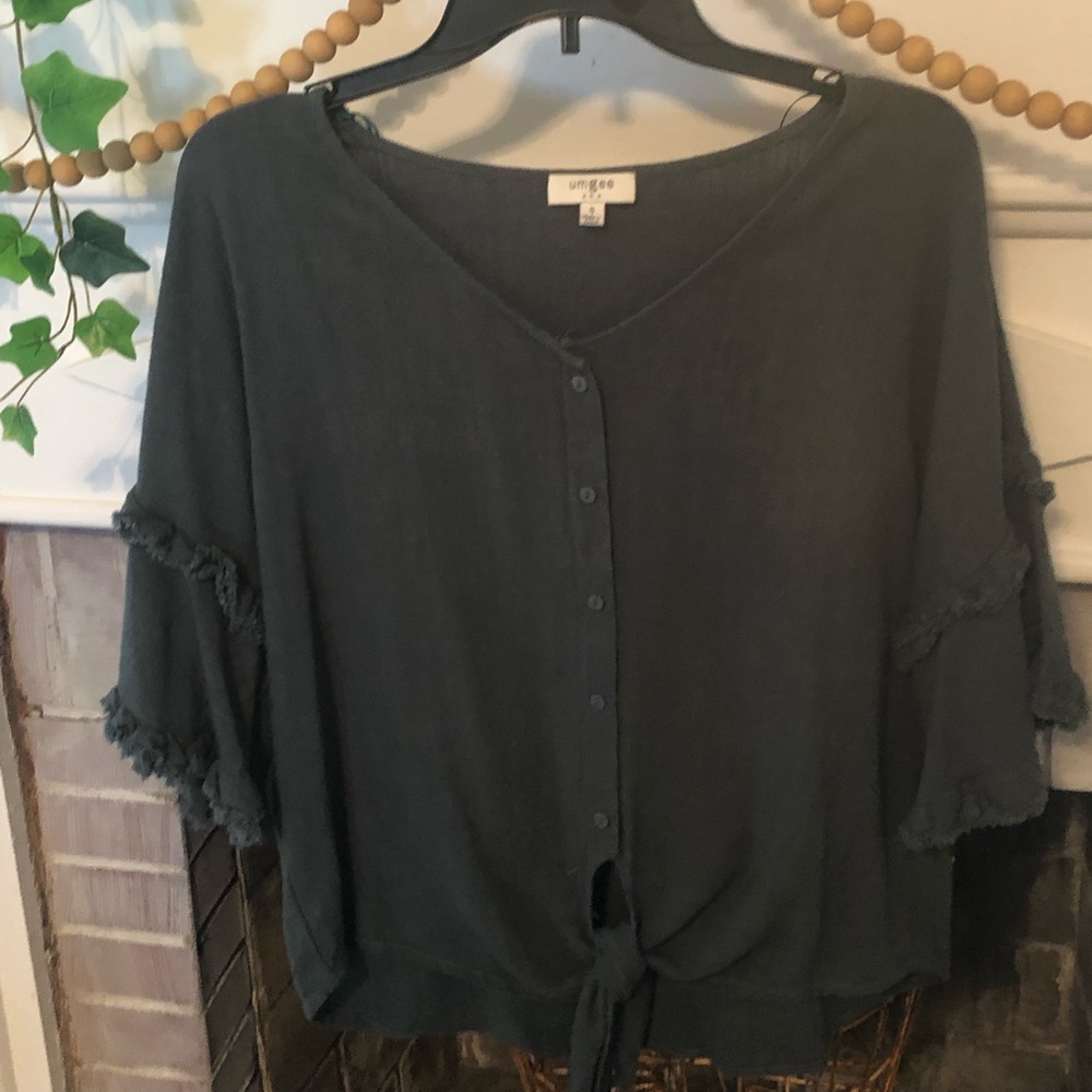 Cute green top Cute sleeves. Great piece for fall
